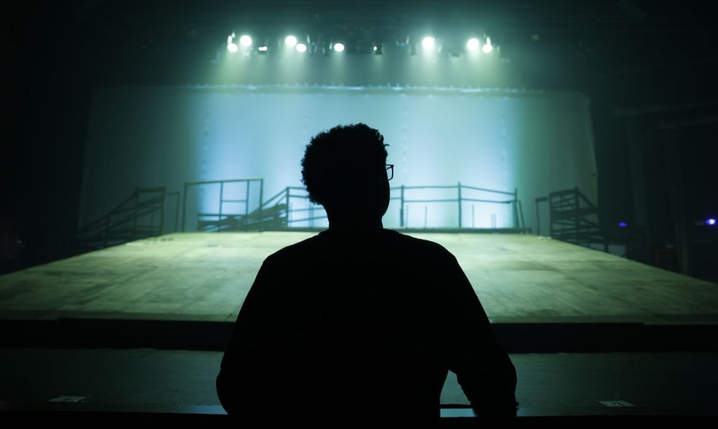 Rio de Janeiro (RJ), 15/05/2025 – O diretor do musical Torto Arado, Elisio Lopes Jr, no Teatro Riachuelo. Foto: Fernando Frazão/Agência Brasil