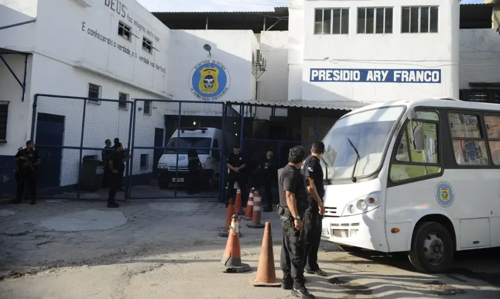 Rio de Janeiro - O ex-deputado Roberto Jefferson, condenado no processo do mensalão, deixou o Presídio Ary Franco e seguiu para o Hospital Penitenciário, no Complexo de Gericinó, em Bangu (Tomaz Silva/Agência Brasil)