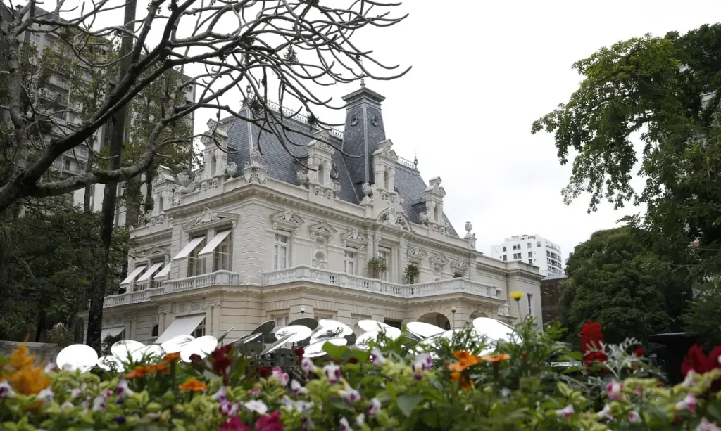 Sede da Casa Firjan, conhecida como Palacete Linneo de Paula Machado, em Botafogo, no Rio de Janeiro, abre a exposição “Transformação”, que ocupará o antigo edifício e os jardins, e fica em cartaz até dezembro.