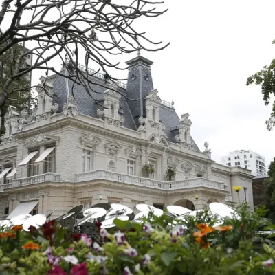 Sede da Casa Firjan, conhecida como Palacete Linneo de Paula Machado, em Botafogo, no Rio de Janeiro, abre a exposição “Transformação”, que ocupará o antigo edifício e os jardins, e fica em cartaz até dezembro.