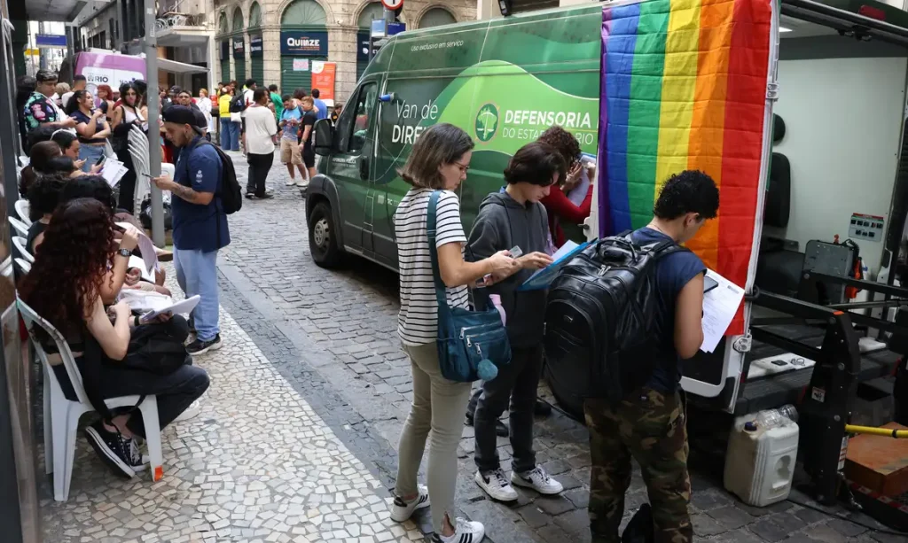 Rio de Janeiro (RJ), 19/09/2026 - Van de direitos da Defensoria Pública participa da 5ª Marcha Trans & Travesti do Rio de Janeiro com retificação de documentos, em frente ao Queerioca, espaço de cultura e resistência LGBTI+. Foto: Rovena Rosa/Agência Brasil