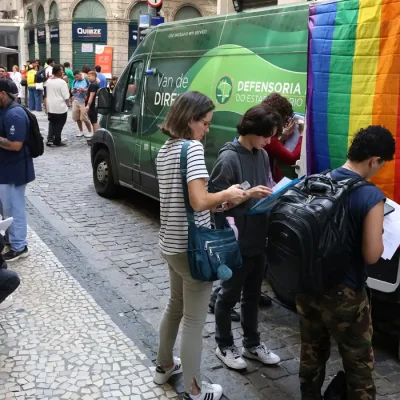 Rio de Janeiro (RJ), 19/09/2026 - Van de direitos da Defensoria Pública participa da 5ª Marcha Trans & Travesti do Rio de Janeiro com retificação de documentos, em frente ao Queerioca, espaço de cultura e resistência LGBTI+. Foto: Rovena Rosa/Agência Brasil