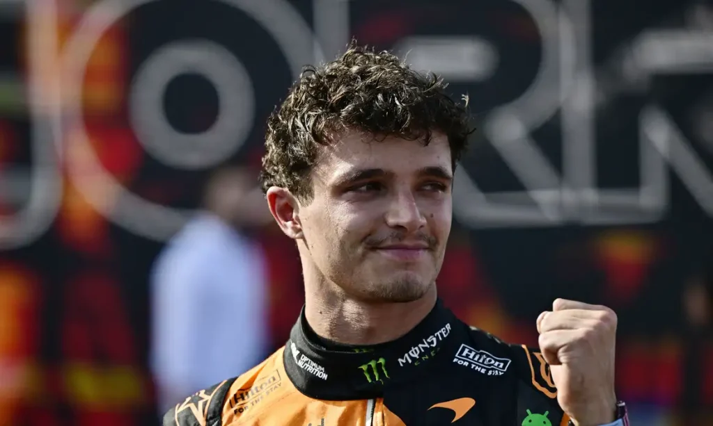 Lando Norris, da McLaren, comemora após vencer o Grande Prêmio da Hungria.
REUTERS/Marton Monus