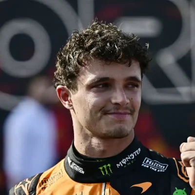 Lando Norris, da McLaren, comemora após vencer o Grande Prêmio da Hungria.
REUTERS/Marton Monus