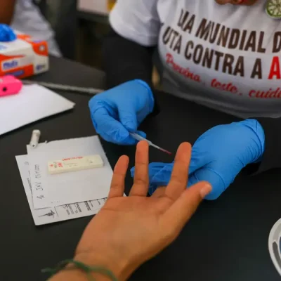 Brasília (DF) 12/12/2025 - Mobilização em Brasília no Dia Mundial de Combate à Aids oferece testagem rápida para HIV, distribuição de autotestes, orientações sobre ISTs e saúde sexual Foto: Fabio Rodrigues-Pozzebom/ Agência Brasil