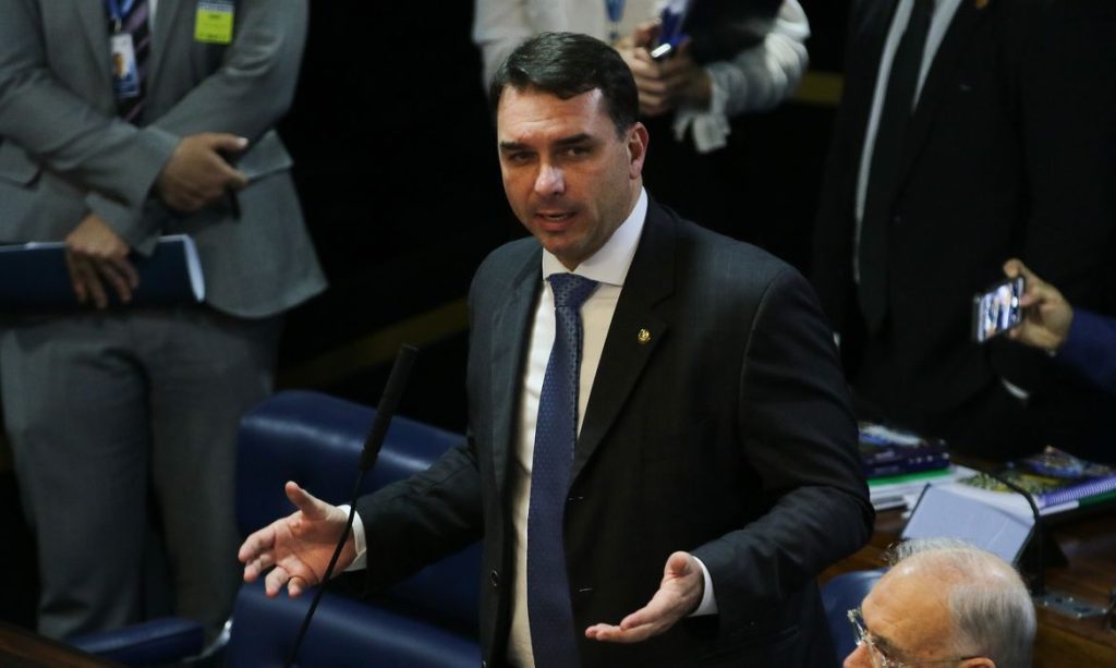 O senador Flávio Bolsonaro durante sessão do Plenário do Senado Federal sobre o PLS 163/2018-Complementar, que tem por objetivo ajudar na recuperação fiscal dos estados e do Distrito Federal.