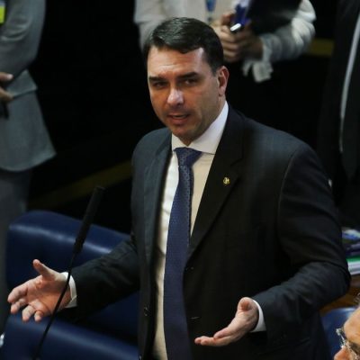 O senador Flávio Bolsonaro durante sessão do Plenário do Senado Federal sobre o PLS 163/2018-Complementar, que tem por objetivo ajudar na recuperação fiscal dos estados e do Distrito Federal.
