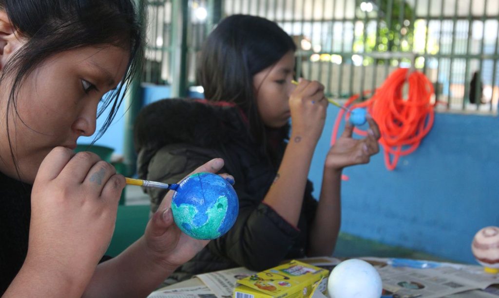 São Paulo (SP), 19/06/2023 - Crianças realizam projetos de ciências no pátio da antiga Escola Municipal de Ensino Fundamental - EMEF Infante Dom Henrique, agora chamada EMEF Espaço de Bitita, em homenagem a escritora Carolina Maria de Jesus, no Canindé. Foto: Rovena Rosa/Agência