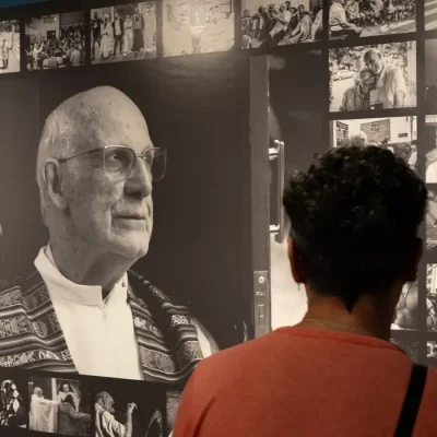 Exposição em São Paulo homenageia Padre Júlio e pessoas em situação de rua. Foto: Tr3ze/Divulgação.