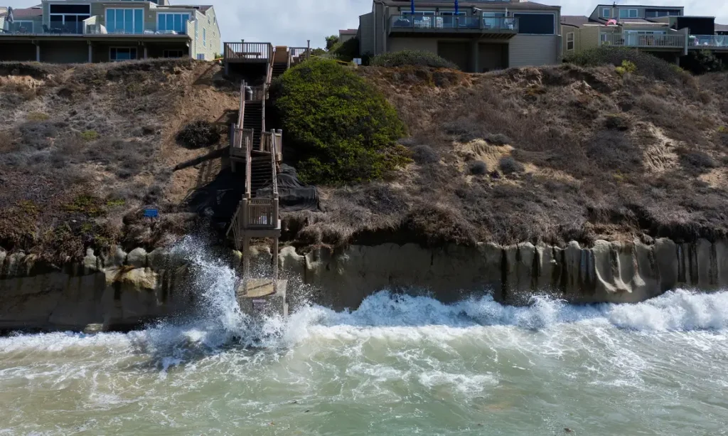 Pequenas ondas batem contra penhasco de arenito em Encinitas, na Califórnia
  16 de setembro de 2026   REUTERS/Mike Blake