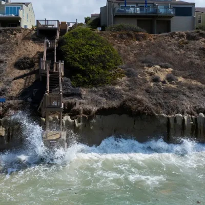 Pequenas ondas batem contra penhasco de arenito em Encinitas, na Califórnia
16 de setembro de 2026 REUTERS/Mike Blake