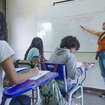 Brasília (DF), 25/06/2026 – Alunos do ensino médio do CED 16, na Ceilândia, aproveitam o segundo semestre letivo para intensificar a preparação em sala de aula visando o Exame Nacional do Ensino Médio (Enem), vestibulares, Programa de Avaliação Seriada (PAS/UnB) e outros processos seletivos de ingresso no ensino superior
Foto: Rafa Neddermeyer/Agência Brasil