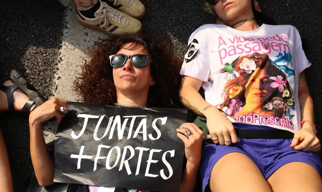 São Paulo (SP), 07/12/2015 - Ato nacional pelo fim da violência contra as mulheres, com o tema Basta de feminicídio. Queremos as mulheres vivas!, na Avenida Paulista.  Foto: Rovena Rosa/Agência Brasil
