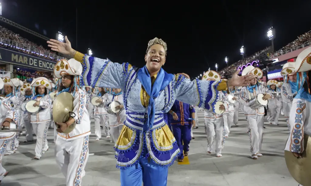 Rio de Janeiro (RJ), 17/02/2026 - Laísa Lima é a primeira mulher a passar pela Sapucaí como mestra de bateria da escola de samba Arranco do Engenho de Dentro , no Carnaval 2026. Foto: Tata Barreto/Riotur