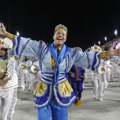 Rio de Janeiro (RJ), 17/02/2026 - Laísa Lima é a primeira mulher a passar pela Sapucaí como mestra de bateria da escola de samba Arranco do Engenho de Dentro , no Carnaval 2026. Foto: Tata Barreto/Riotur