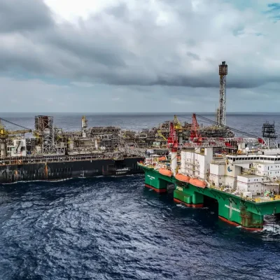 28/05/2026 - Pré-sal da Bacia de Santos -Esta é a P-67, uma unidade gigante do tipo FPSO (sistema flutuante de produção, armazenamento e transferência) que opera no pré-sal da Bacia de Santos. Com impressionantes 353 mil toneladas, 288 metros de comprimento, 54 metros de largura e 31 metros de altura, essa estrutura colossal tem capacidade para processar diariamente até 150 mil barris de petróleo e comprimir até 6 milhões de m³ de gás natural. Mostrar o cotidiano, a segurança e a dedicação dos profissionais que trabalham embarcados nessa superestrutura é uma forma de valorizar quem constrói a nossa história todos os dias.Como parte ativa do Programa Pró-Equidade de Gênero e Raça, a Petrobras reafirma o compromisso de construir um ambiente de trabalho mais inclusivo e representativo, quebrando barreiras históricas no setor offshore e impulsionando a equidade tanto em terra quanto mar afora. Foto: Rafa Neddermeyer/Agência Brasil