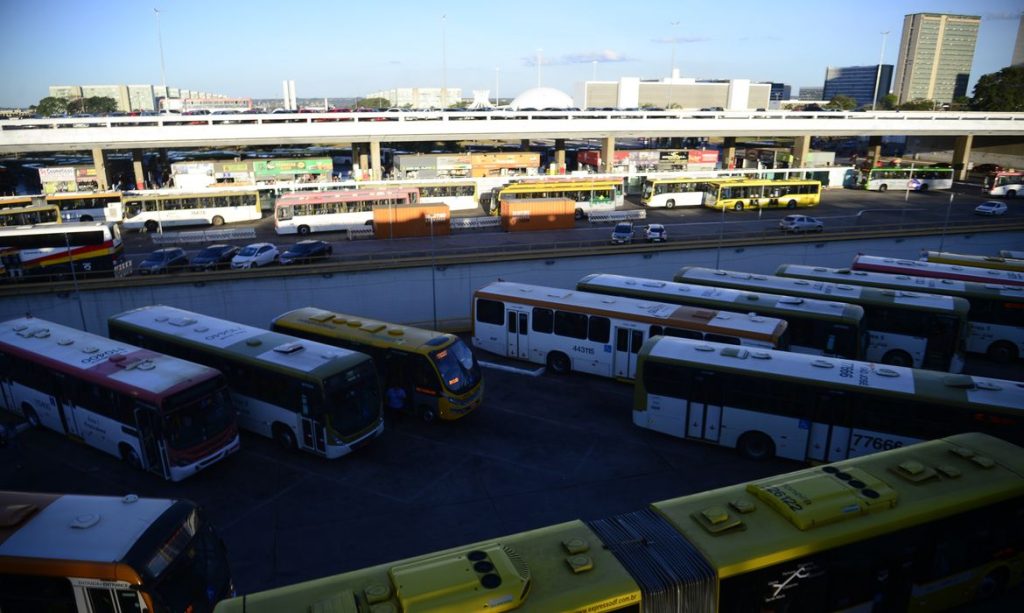 Movimento intenso de ônibus na rodoviária do Plano Piloto