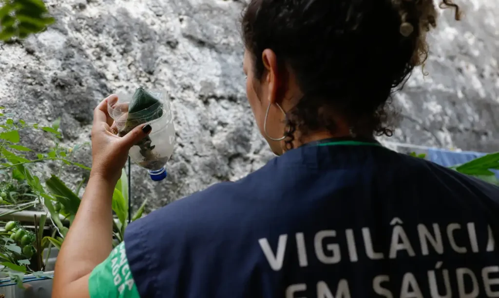São Paulo (SP), 30/03/2023 - Agentes de vigilância em saúde fiscalizam e orientam moradores sobre focos do mosquito Aedes aegypti, transmissor da dengue, em Perdizes. Foto: Fernando Frazão/Agência Brasil