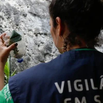 São Paulo (SP), 30/03/2023 - Agentes de vigilância em saúde fiscalizam e orientam moradores sobre focos do mosquito Aedes aegypti, transmissor da dengue, em Perdizes. Foto: Fernando Frazão/Agência Brasil