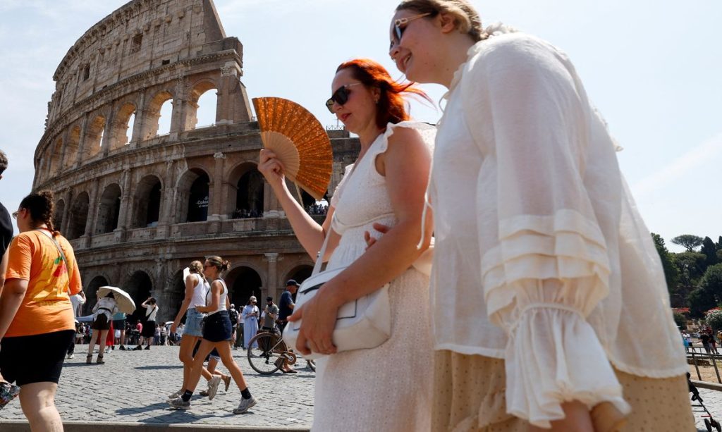 Mulher se refresca com um leque perto do Coliseu durante uma onda de calor em Roma, Itália
3 de agosto de 2026 REUTERS/Remo Casilli