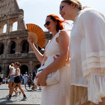 Mulher se refresca com um leque perto do Coliseu durante uma onda de calor em Roma, Itália
3 de agosto de 2026 REUTERS/Remo Casilli