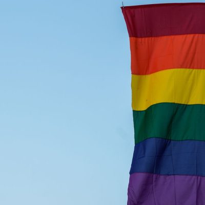25/07/2026 - Brasília - Bandeira LGBTQIA+ são colocadas em postes de luz para 27ª Parada LGBTQIAPN+ de Brasília, na Esplanada dos Ministérios. Foto: Rafa Neddermeyer/Agência Brasil