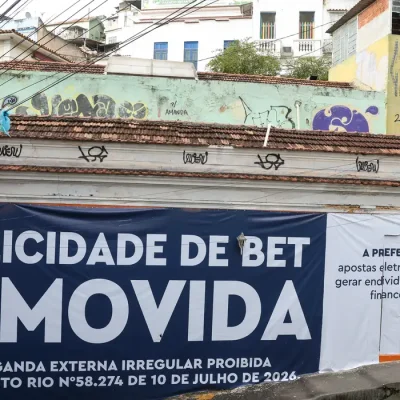 Rio de Janeiro (RJ), 15/07/2026 – Prefeitura do Rio proíbe publicidade de Bets em espaços externos da cidade, propaganda é removida na Pedra do Sal, na região central da cidade. Foto: Tomaz Silva/Agência Brasil
