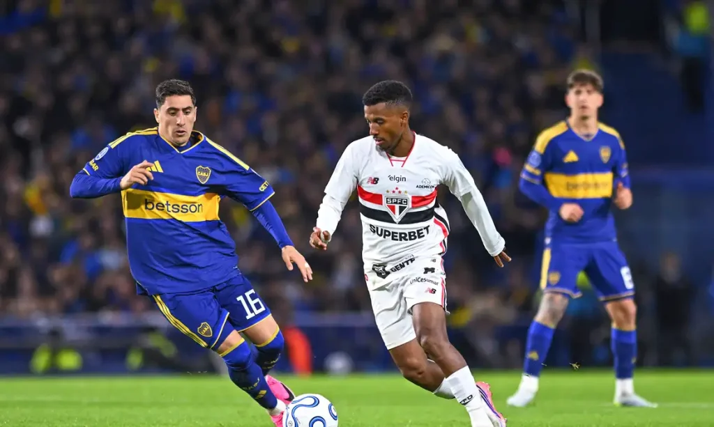Soccer Football - Copa Sudamericana - Quarter Final - First Leg - Boca Juniors v Sao Paulo - Estadio La Bombonera, Buenos Aires, Argentina - September 8, 2026
Sao Paulo's Marcos Antonio Silva Santos in action with Boca Junior's Miguel Angel Merentiel Serrano REUTERS/Rodrigo Valle