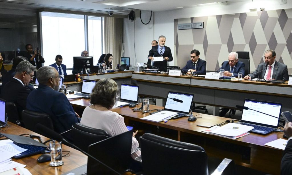 CCJ - Comissão de Constituição, Justiça e Cidadania
Comissão de Constituição, Justiça e Cidadania (CCJ) realiza reunião para analisar a PEC do fim da escala 6x1. A Proposta de Emenda à Constituição 221/2019 prevê dois dias de repouso semanal remunerado e reduz a carga horária máxima de trabalho semanal de 44 para 40 horas, sem redução de salário. Ainda na pauta, a votação da PEC 18/2025, a chamada “PEC da Segurança Pública”, que prevê integração dos órgãos de segurança pública e mais recursos para o setor.Mesa:relator da PEC 221/2019 na Câmara dos Deputados, deputado Leo Prates (Republicanos-BA);presidente da CCJ, senador Otto Alencar (PSD-BA);relator da PEC 221/2019, senador Omar Aziz (PSD-AM);vice-presidente da CCJ, senador Vanderlan Cardoso (PSD-GO).Bancada:senadora Teresa Leitão (PT-PE);senador Paulo Paim (PT-RS);senador Rogério Carvalho (PT-SE);senador Weverton (PDT-MA).Foto: Geraldo Magela/Agência Senado