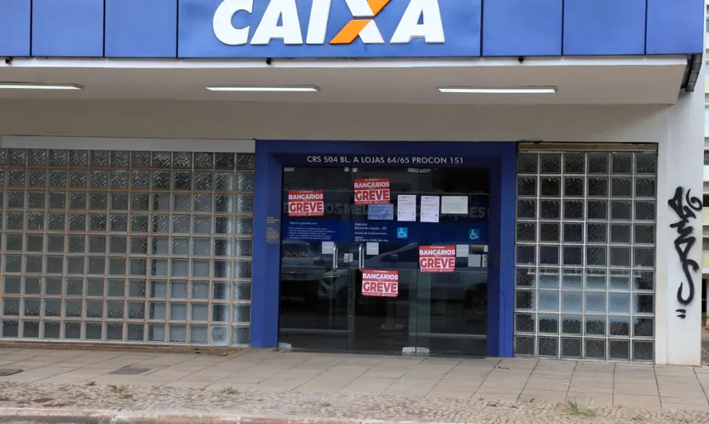 Brasília (DF), 10/09/2026 - Fachada do banco Caixa Econômica com portas fechadas e faixas com indicativo de greve. Foto: Valter Campanato/Agência Brasil