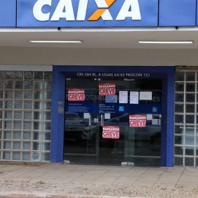 Brasília (DF), 10/09/2026 - Fachada do banco Caixa Econômica com portas fechadas e faixas com indicativo de greve. Foto: Valter Campanato/Agência Brasil