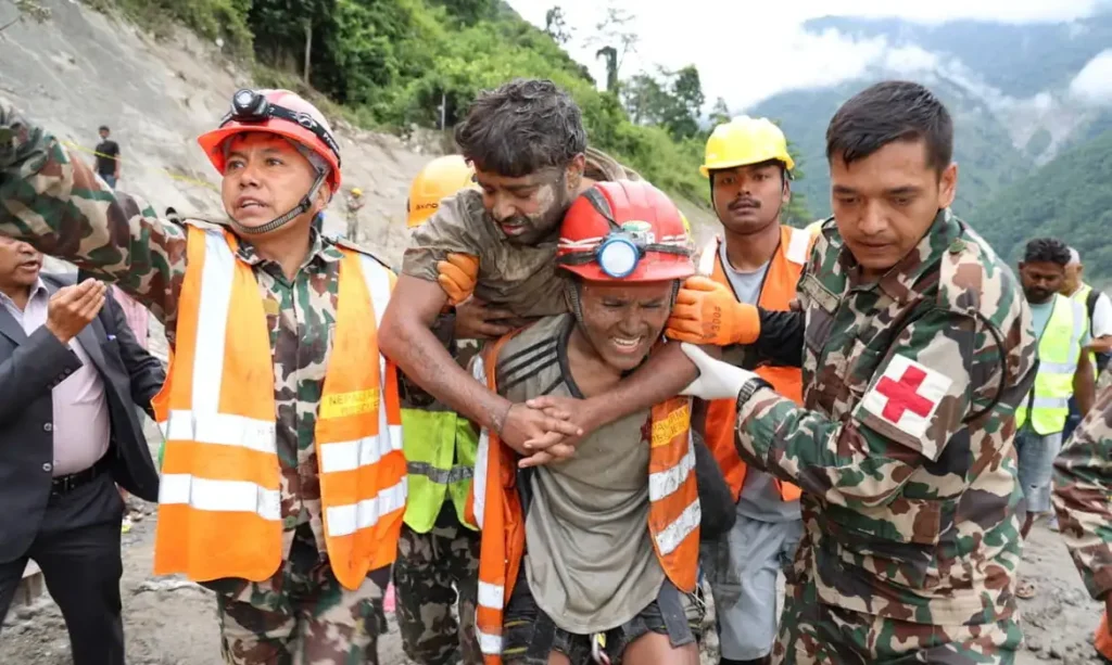 Sobrevivente é carregado após ter sido resgatado de túnel após inundação no Nepal
4 de setembro de 2026 Exército do Nepal/Divulgação via REUTERS.