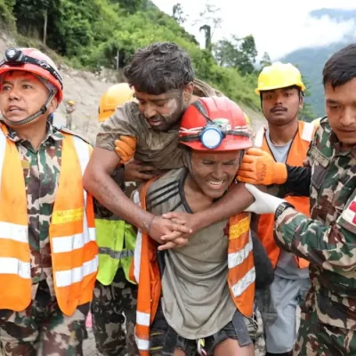 Sobrevivente é carregado após ter sido resgatado de túnel após inundação no Nepal
4 de setembro de 2026    Exército do Nepal/Divulgação via REUTERS.