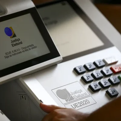 Técnicos do TRE-DF realizam a conferência e a lacração de urnas eletrônicas para o 1º turno das Eleições 2022.