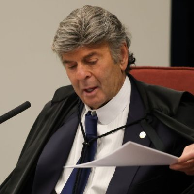 Brasília (DF) 10/09/2025 - O ministro Luiz Fux chega para proferir seu voto na Primeira Turma do Supremo Tribunal Federal (STF) que realiza o quarto dia de julgamento dos réus do Núcleo 1 da trama golpista, formado pelo ex-presidente Jair Bolsonaro e mais sete aliados. Foto: Fabio Rodrigues-Pozzebom/ Agência Brasil