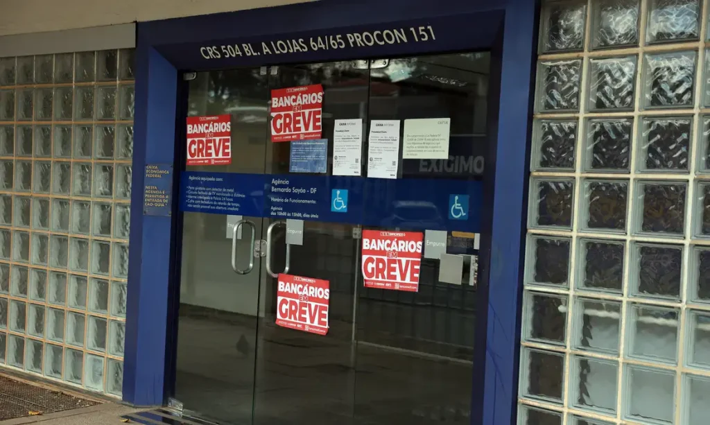 Brasília (DF), 10/09/2026 - Fachada do banco Caixa Econômica com portas fechadas e faixas com indicativo de greve. Foto: Valter Campanato/Agência Brasil