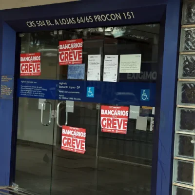 Brasília (DF), 10/09/2026 - Fachada do banco Caixa Econômica com portas fechadas e faixas com indicativo de greve. Foto: Valter Campanato/Agência Brasil