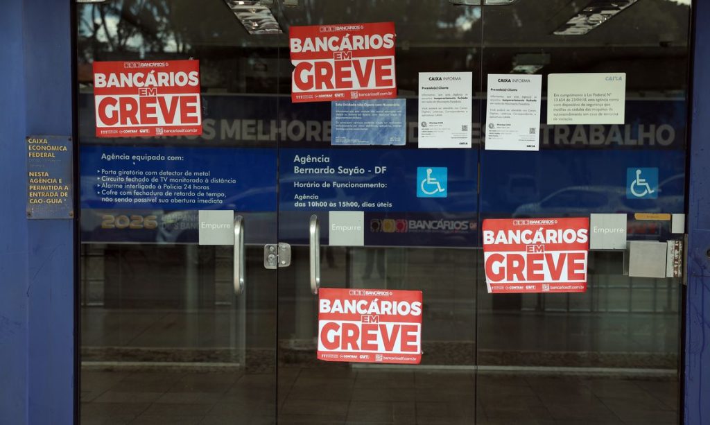 Brasília (DF), 10/09/2026 - Fachada do banco Caixa Econômica com portas fechadas e faixas com indicativo de greve. Foto: Valter Campanato/Agência Brasil
