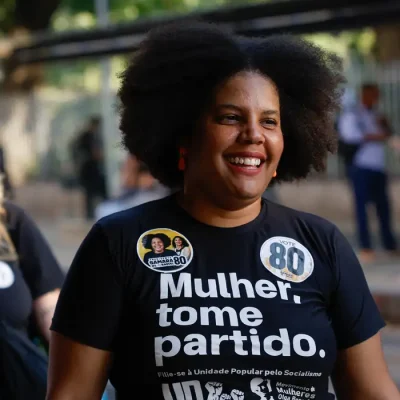 Rio de Janeiro (RJ), 20/08/2026 – A candidata à presidência da República Samara Martins, da Unidade Popular (UP), faz panfletagem durante caminhada na Saara, polo de comércio no centro da cidade. Foto: Fernando Frazão/Agência Brasil