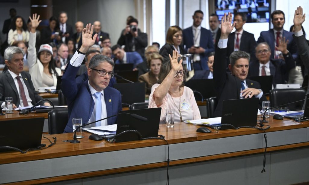Brasília (DF), 02/09/2026 - Comissão de Constituição, Justiça e Cidadania (CCJ) realiza reunião para analisar a PEC do fim da escala 6x1. A Proposta de Emenda à Constituição 221/2019 prevê dois dias de repouso semanal remunerado e reduz a carga horária máxima de trabalho semanal de 44 para 40 horas, sem redução de salário. Ainda na pauta, a votação da PEC 18/2025, a chamada “PEC da Segurança Pública”, que prevê integração dos órgãos de segurança pública e mais recursos para o setor. Foto: Ton Molina/Agência Senado