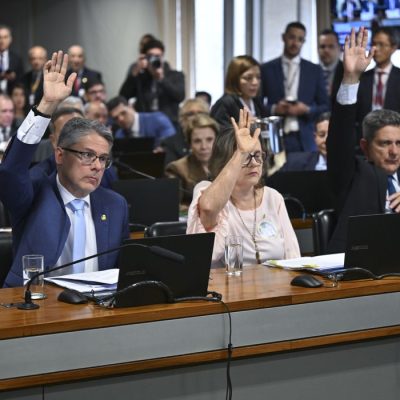 Brasília (DF), 02/09/2026 - Comissão de Constituição, Justiça e Cidadania (CCJ) realiza reunião para analisar a PEC do fim da escala 6x1. A Proposta de Emenda à Constituição 221/2019 prevê dois dias de repouso semanal remunerado e reduz a carga horária máxima de trabalho semanal de 44 para 40 horas, sem redução de salário. Ainda na pauta, a votação da PEC 18/2025, a chamada “PEC da Segurança Pública”, que prevê integração dos órgãos de segurança pública e mais recursos para o setor. Foto: Ton Molina/Agência Senado