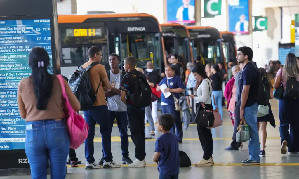Brasília (DF) 05/08/2026 - Filas de passageiros e ônibus na Rodoviária do Plano Piloto de Brasília.  Foto: Fabio Rodrigues-Pozzebom/ Agência Brasil