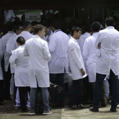 Médicos estrangeiros e brasileiros que se graduaram em outro país, fazem a segunda etapa da edição 2017 do Exame Nacional de Revalidação de Diplomas Médicos Expedidos por Instituições de Educação Superior Estrangeira (Revalida).