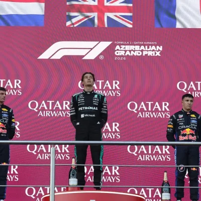 Formula One F1 - Azerbaijan Grand Prix - Baku City Circuit, Baku, Azerbaijan - September 26, 2026 Mercedes' George Russell celebrates on the podium after winning the race with second placed Red Bull's Max Verstappen and third placed Red Bull's Isack Hadjar REUTERS/Jakub Porzycki/Proibida Reprodução