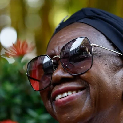 Rio de Janeiro (RJ), 25/03/2025 - Áurea Martins nos jardins do Palácio do Catete. A cantora Áurea Martins comemora 85 anos de vida e se mantém ativa, e tendo reconhecimento para os mais de 50 anos de carreira. Foto: Tânia Rêgo/Agência Brasil