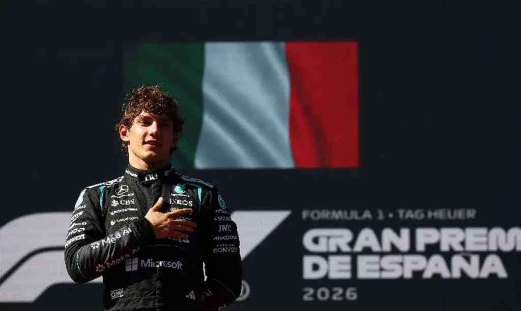 Kimi Antonelli, da Mercedes, comemora no pódio após vencer Grande Prêmio da Espanha de Fórmula 1
13 de setembro de 2026 REUTERS/Albert Gea