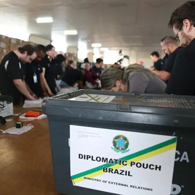 Brasília (DF), 25/09/2026 - Urna eleitoral sendo preparada para envio ao exterior. Foto: José Cruz/Arquivo/Agência Brasil