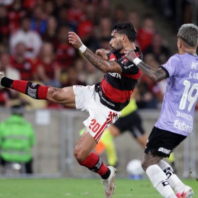 Soccer Football - Copa Libertadores - Quarter Final - Second Leg - Flamengo v Independiente del Valle - Estadio Maracana, Rio de Janeiro, Brazil - September 17, 2026
Flamengo's Joaquin Freitas in action with Independiente del Valle's Layan Loor REUTERS/Ricardo Moraes