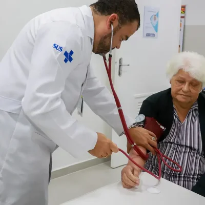 No Sistema Único de Saúde (SUS), a medicina se faz presente no detalhe: na escuta atenta, no toque seguro, na atenção aos idosos que carregam histórias e agora recebem cuidado. Foto: Prefeitura de SP/Divulgação