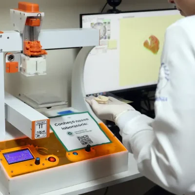 Brasília (DF), 26/05/2026 - O laboratório de nanotecnologia da Embrapa produz em caráter experimental substitutos veganos de carne vermelha, salmão e lula por meio de uma impressora carregada de massa feita do extrato de sementes. Foto: Valter Campanato/Agência Brasil